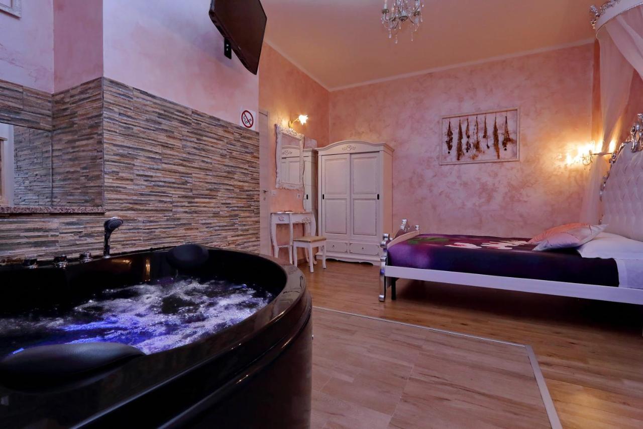 Deluxe Rooms And Chilling Jacuzzi Suite Guesthouse Рим Екстериор снимка